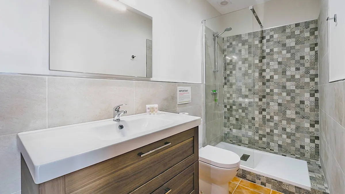 BATHROOM 7
