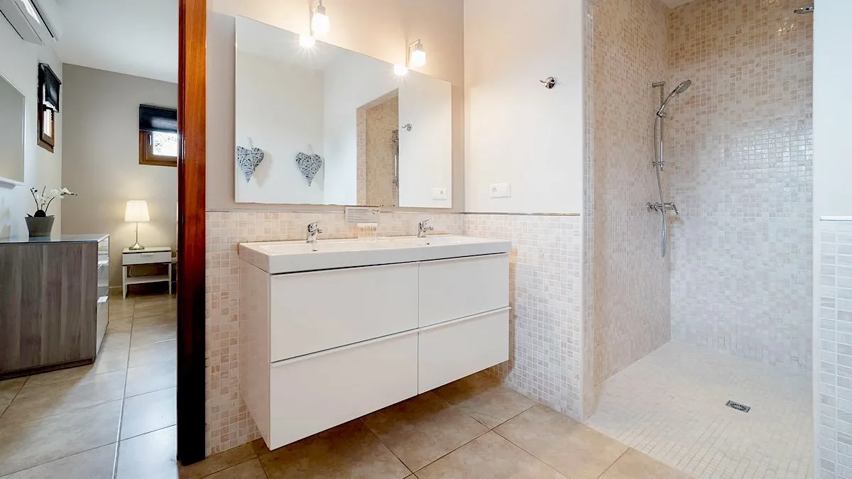BATHROOM 4