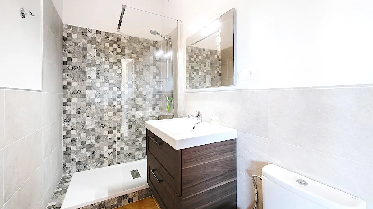 BATHROOM 9
